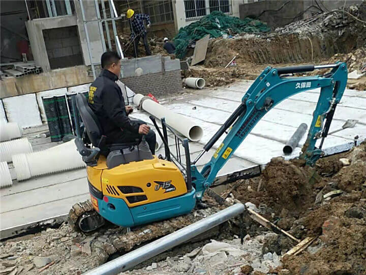 小挖機挖1500米下水管道