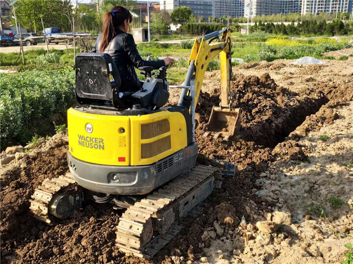 吳江松陵鎮1500㎡蔬菜大棚翻土